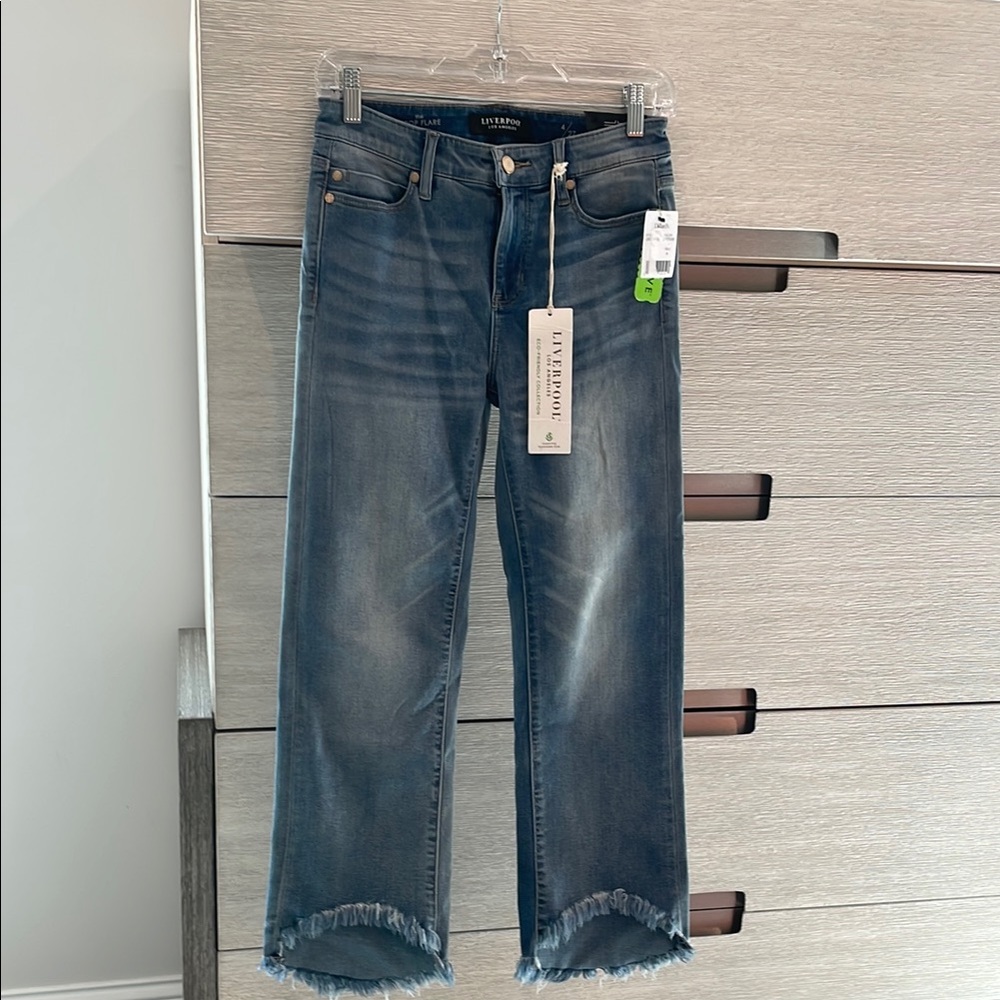 NWT Liverpool Crop Flare Blue Jeans w curved frayed ankle hem. Size 4/27